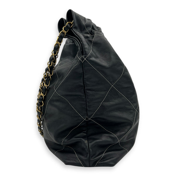 22 Medium Black Shoulder Bag in Lambskin, Gold hardware
