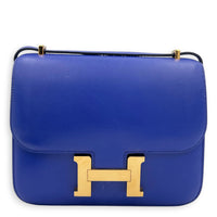 Constance 18 Bleu Électrique Shoulder Bag in Tadelakt, Gold hardware