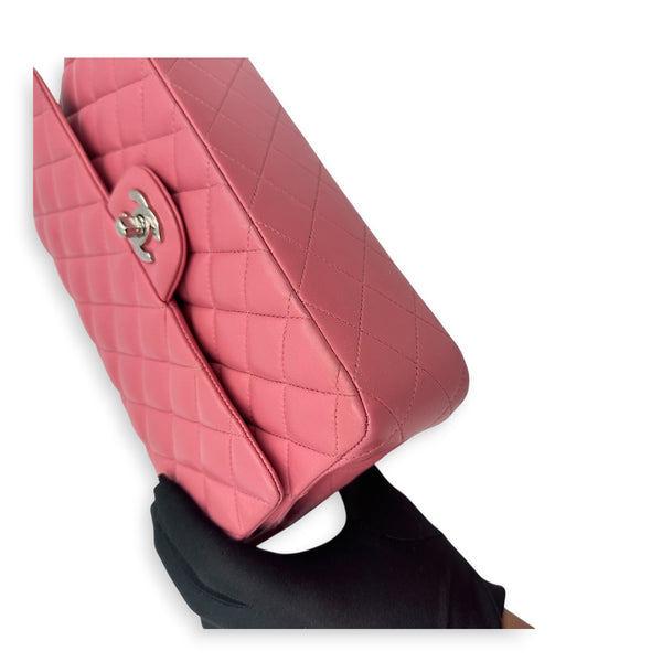 Classic Medium Pink Shoulder Bag in Lambskin, Silver hardware