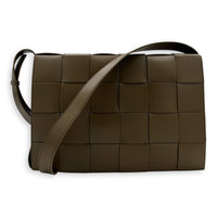 Cassette Shoulder Bag Maxi Brown in Calfskin, Silver hardware