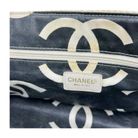 Chanel Vintage Shoulder Bag White in Canvas, Resin hardware_7