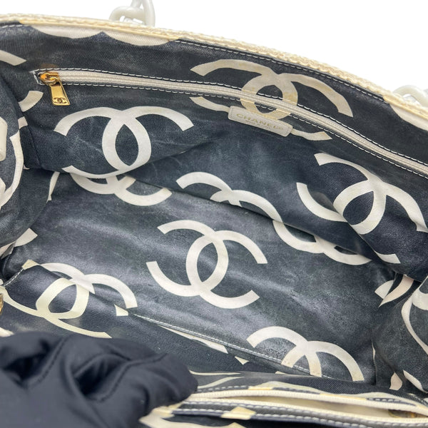 Chanel Vintage Shoulder Bag White in Canvas, Resin hardware_6