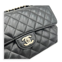 Classic Medium Black Shoulder Bag in Caviar Leather, Gold hardware