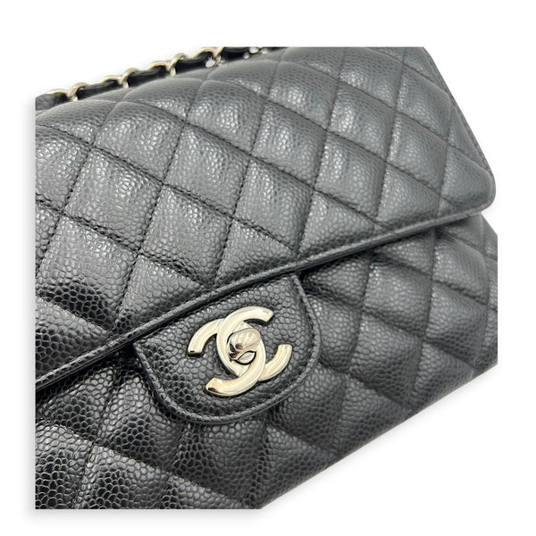 Classic Medium Black Shoulder Bag in Caviar Leather, Gold hardware